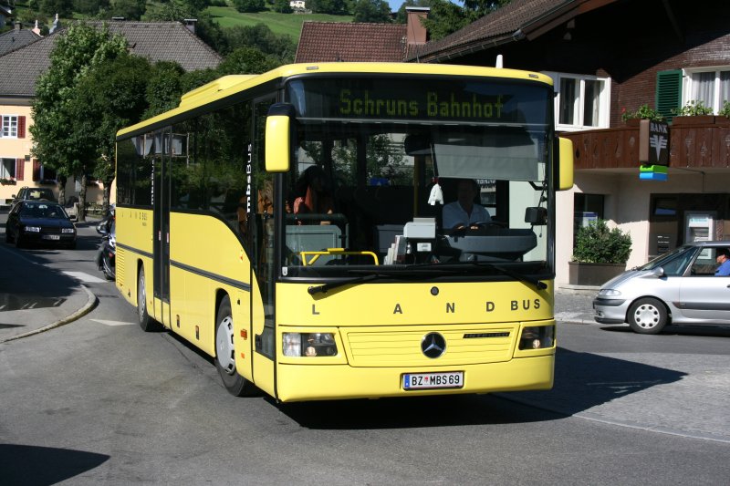 Aus Innertal kommend erreicht Integro 69 des Landbus Montafon / mbsBUS den Bahnhof Schruns. 
