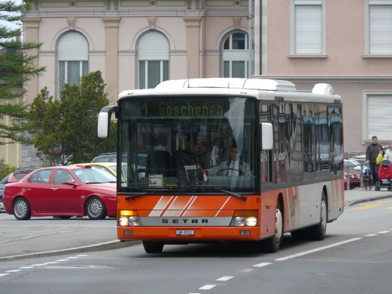 Auto AG Uri - Setra Bus Nr.51 UR 9311 eingeteilt auf der Linie 1 nach Gschene bei der zufahrt zu der Haltestelle vor dem Bahnhof in Erstfeld am 19.04.2008