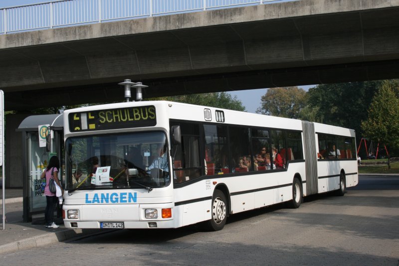 Auto Langen DN TL 142 (EX Rheinbahn) aus Jllich als SEV auf der S6 zwischen Ratingen Hsel und Dsseldorf Raht.
Aufgenommen in Ratingen Ost am 20.9.2009.
