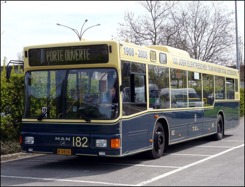 (B 0806) Dieser alte MAN Bus der stdtischen Verkehrsbetriebe brachte die Besucher vom Bahnhof zum Straenbahnmuseum und wieder zurck am Tag der offenen Tr anlsslich von  100 Joer elektreschen Tram an der Stad Ltzebuerg  am 27.04.08.  