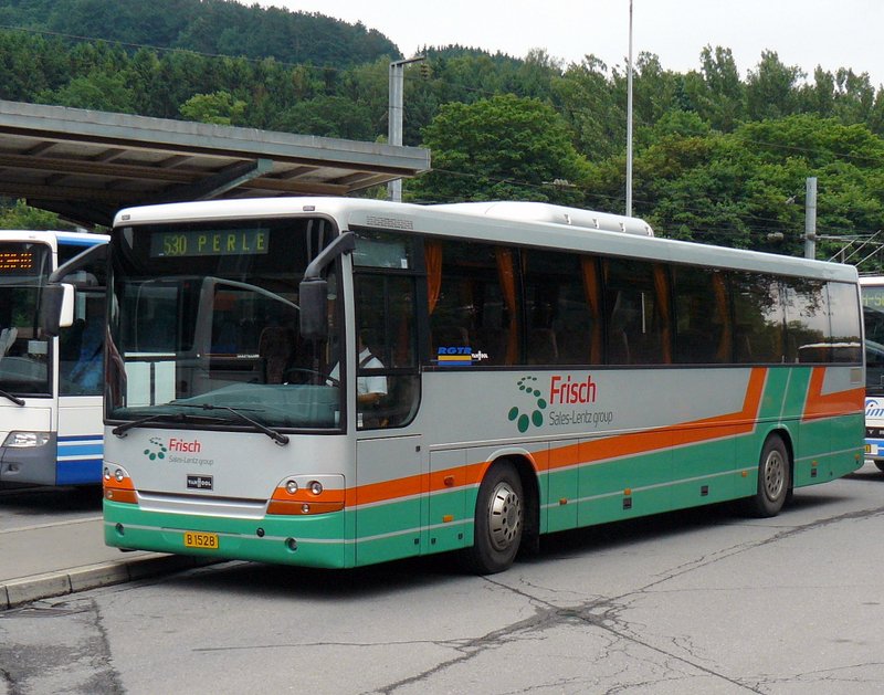 (B 1528) VanHool Bus der Firma Frisch aus Rambrouch (Sales Lentz Group) am Bahnhof Ettelbrck fotografiert. 07.06.08