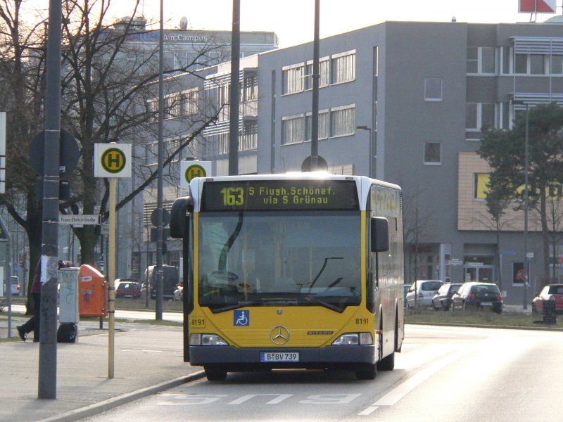B-BV 739 als Linie 163 nach Flughafen Schnefeld am 17.2.2007 in Adlershof.