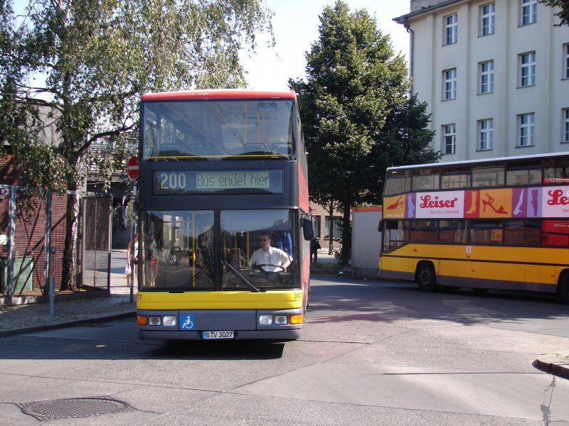 B-V 3027 kommt gerade aus Richtung Berlin Alexanderplatz und macht hier am Zoo Pause. Aufgenommen am 05.08.07