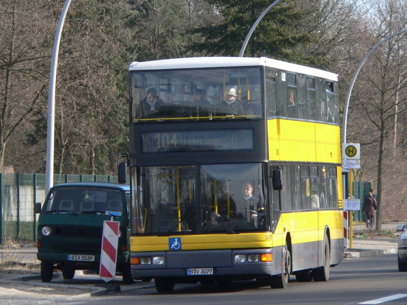 B-V 3077 als Linie 104 in Richtung U-Bhf. Berliner Strae. Fotografiert am Columbiadamm am 17.2.2007