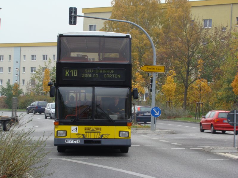 B-V 3759 bei der Einfahrt in die Haltestelle Teltow Brgertreff. 