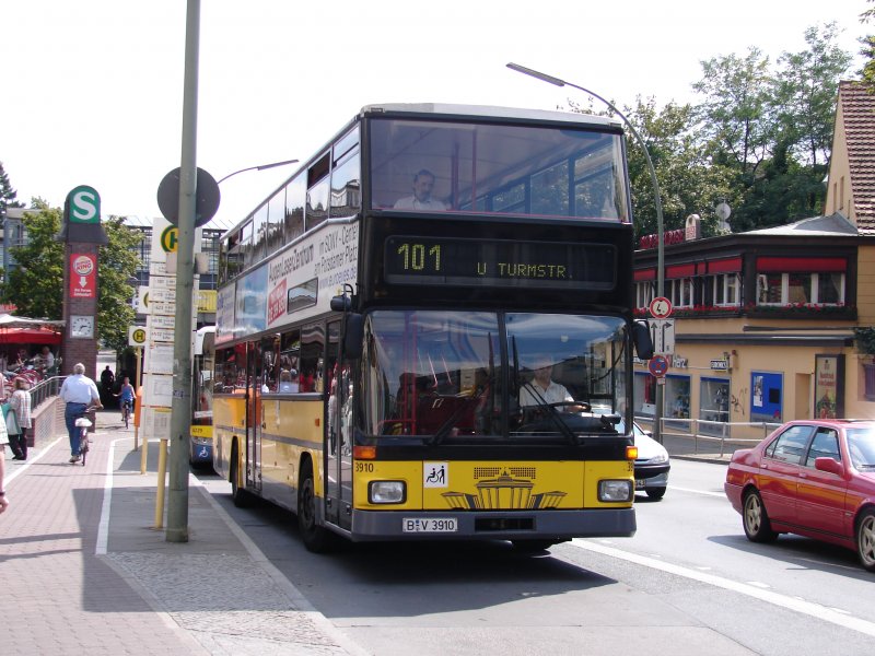 B-V 3910 als 101 nach U-Bahnhof Turmstrae (U9). Aufgenommen am 04.08.07 am S-Bahnhof Zehlendorf