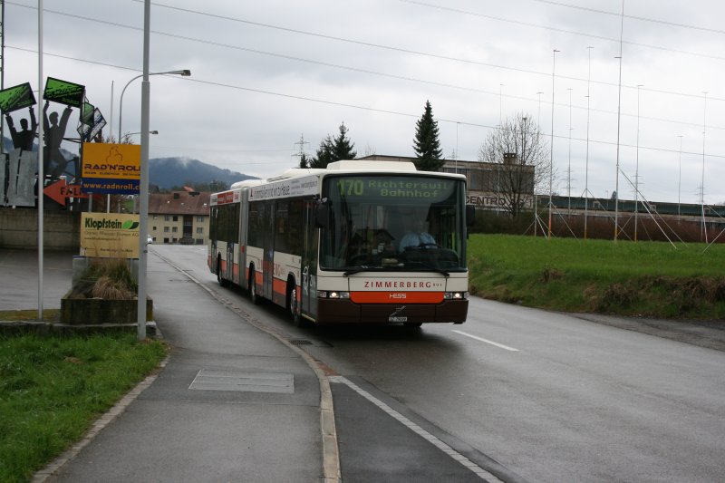 Bamert, Wollerau, SZ 79'099 (Volvo/Hess B7LA, 2002) am 22.4.2008 in Samstagern. 