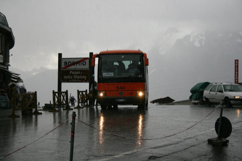 Bei Starkregen und Gewitter erreicht der O404 Nr. 891 (BH111JX) der SAD am 24.7.2007 als Morgenkurs die Passhhe des Stilfserjochs. 