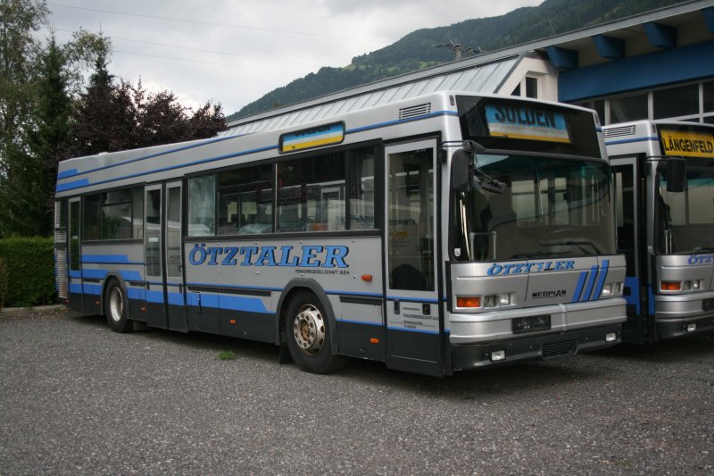Bereits ohne Nummer: Ein Neoplan N416 der Ötztaler Verkehrsgesellschaft abgestellt auf dem Gelände des alten Depots in Ötztal-Bahnhof. 