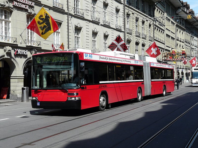 Bern mobil - NAW Trolleybus Nr.9 auf der Linie 12 in der City von Bern aber mit dem Hilfsmotor unterwegs da gerade die Tolleybus Fahrleitung repariert wird am 03.05.2009