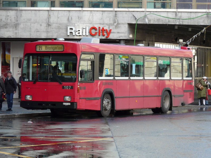 Bern Mobil - Volvo B10M Nr.107  BE 500107 vor dem Bahnhof Bern eingeteilt auf der Linie 21 nach Bremgarten am 09.12.2007