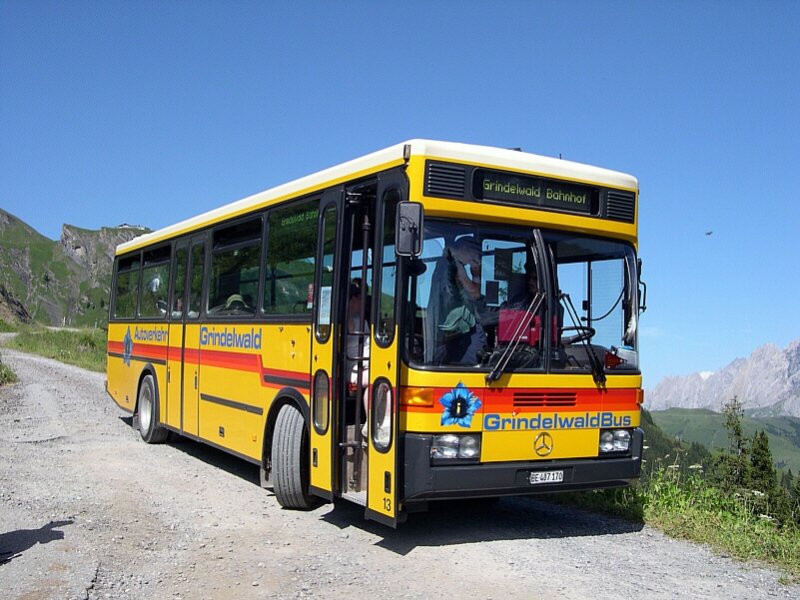 Berner Oberland 2007 - Alle drin? Dann kanns ja los gehen. ber einen besseren Feldweg fhrt Grindelwald-Bus am 16.07.2007 von Waldspitz nach Grindelwald. Ein Erlebnis der Extraklasse! Verbinden Sie eine Fahrt von oder zum Waldspitz mit einer Seilbahnfahrt von Grindelwald nach First und einer Wanderung!