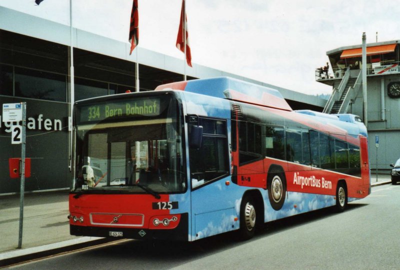 Bernmobil, Bern Nr. 125/BE 624'125 Volvo am 9. Mai 2009 Belp, Flughafen (mit Vollwerbung fr  AirportBus Bern ; jedoch nur auf der linken Seite!)