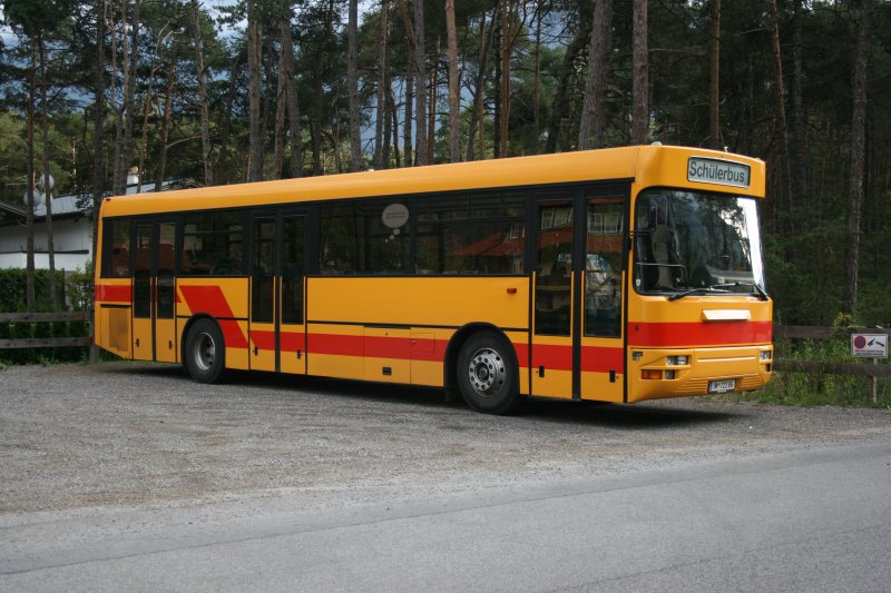 Besitzer unbekannt: Ehemaliger Postbus IM722BG (Volvo/Steyr, 1996) am 12.9.2009 auf einem Parkplatz in Ötztal-Bahnhof. 