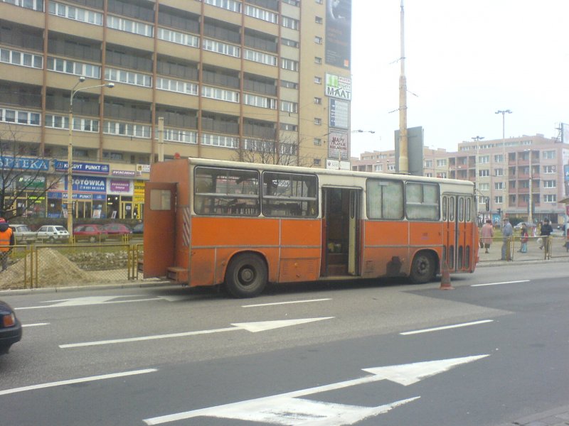 (Bild 2) Der selbe Ikarus. Wie man erkennt war dies mal ein Gelenkomnibus. Dieser Bus wurde gekrzt und fhrt nicht im PNV in Stettin, sondern ist ein Hilfsfahrzeug des Verkehrsunternehmen.