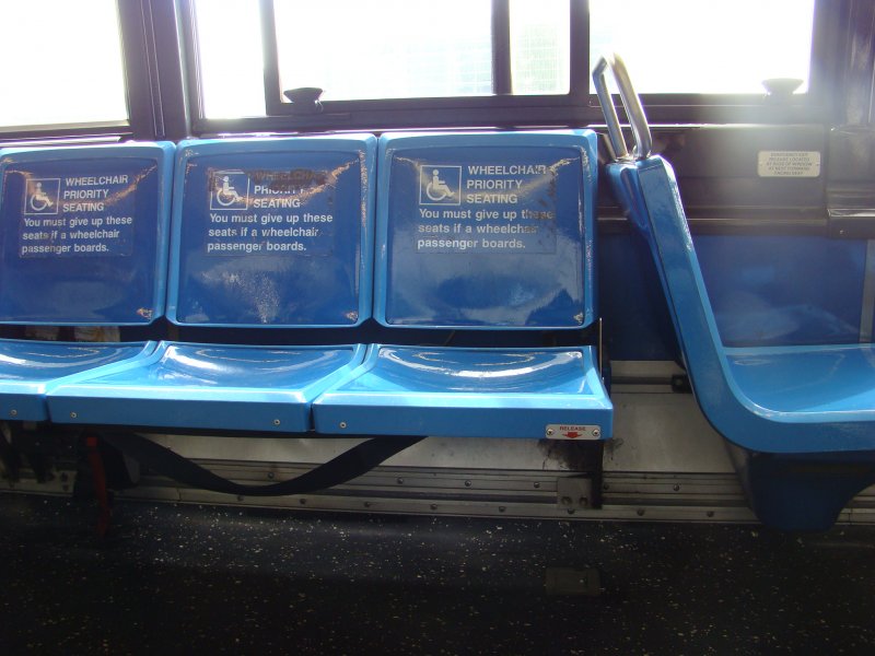 Blick auf die Sitzbank eines GMC-RTS (Rapid Transit Series). Aufgenommen am 11.04.08