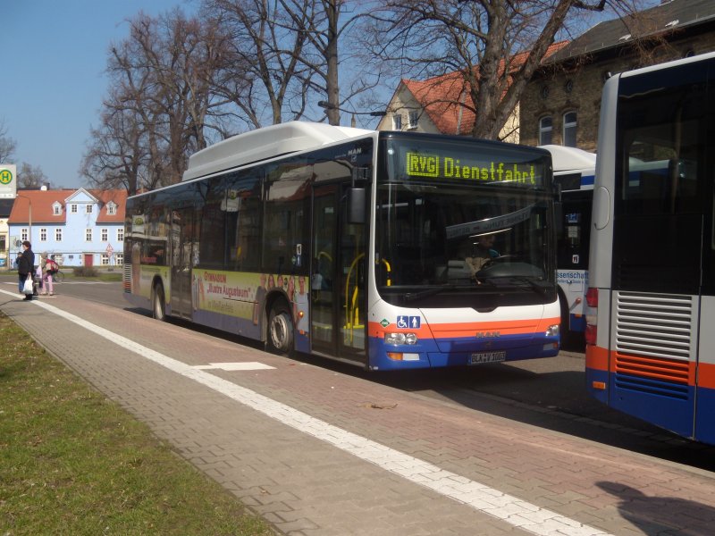 BLK-V1003, ein Lion´s City CNG, kam am 31.03.2009 kurz vor 12 Uhr als Dienstfahrt gerade am Busbahnhof in Weienfels an. Noch einen Gru an den Fahrer und den  mitgereisten  Kollegen.