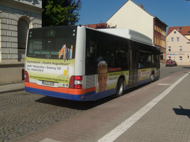 BLK-V1003, ein MAN Lion´s City CNG, kommt am 21.04.2009 gerade auf dem Busbahnhof in Weienfels an, nachdem er eine Fahrt Richtung Heuweg-Park - Markwerbener Strae (Stadtbuslinie 1 in Weienfels) unternommen hatte.