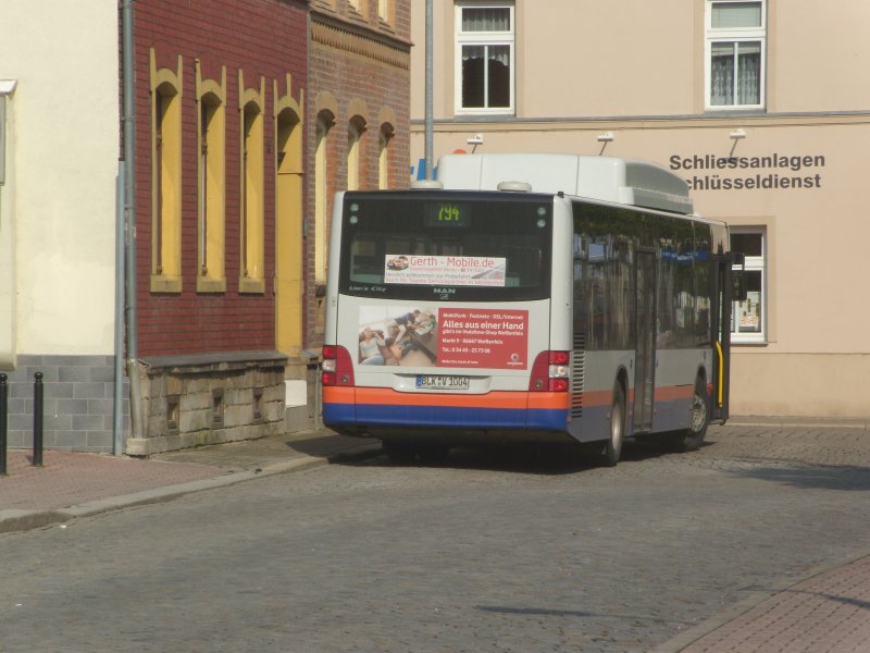 BLK-V1004, ein MAN Lion´s City CNG, am 24.04.2009 auf dem Busbahnhof in Weienfels. In der Zielanzeige am Heck steht Linie 794 angeschrieben.