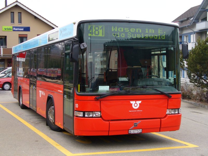 bls Bus - Volvo-Hess Nr.10  BE 577570 bei der Haltestelle neben den Bahnhof von Ramsei am 23.02.2007