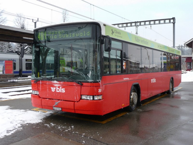 bls Bus - Volvo-Hess Nr.30 BE 577570 bei der Haltestelle neben den Bahnhof von Hasle-Regsau am 14.02.2009