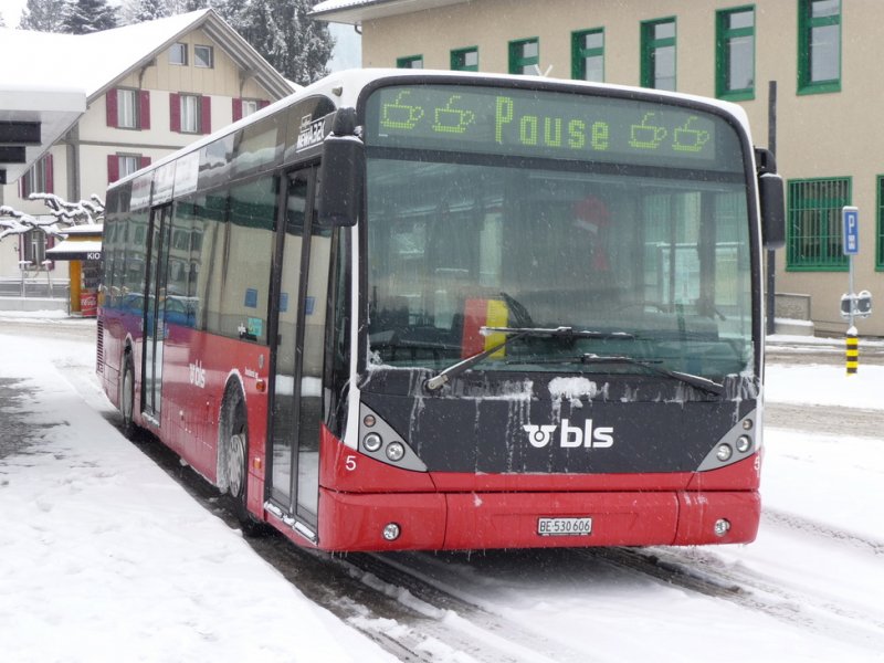 bls - VanHool Bus Nr.5  BE 530606 bei den Haltestellen beim Bahnhof von Langnau am 14.02.2009