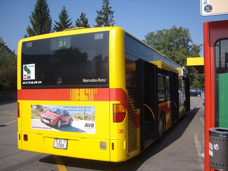 BLT Mercedes Citaro Nr. 36 (2003) im Herbst 2009 in Bottmingen auf der Linie 37 Richtung Ulmenweg. 