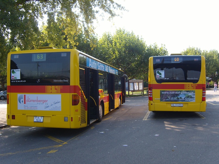 BLT Mercedes Citaro Nr. 46 (2006) und Citaro Facelift Nr. 71 (2008) auf den Linien 60 und 63. Aufgenommen im Herbst 2009 am Bahnhof in Muttenz.