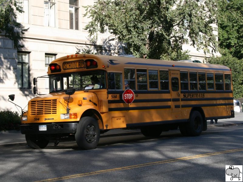Bluebird Schoolbus, aufgebaut auf einen International Chassis, aufgenommen am 18. September 2008 in New York City, New York.