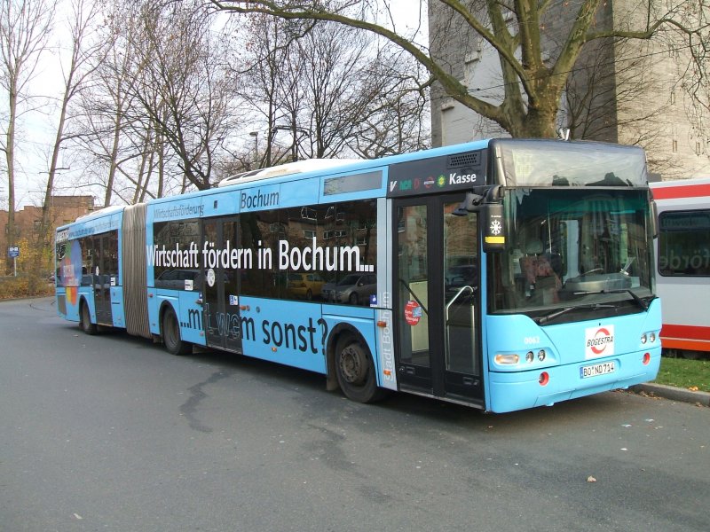 Bogestra Neoplan Gelenkbus , Wagen 0062 ,als Werbetrger
 Wirtschaftsfrderung Bochum ,in Wanne Eickel Hbf.(16.11.2007)