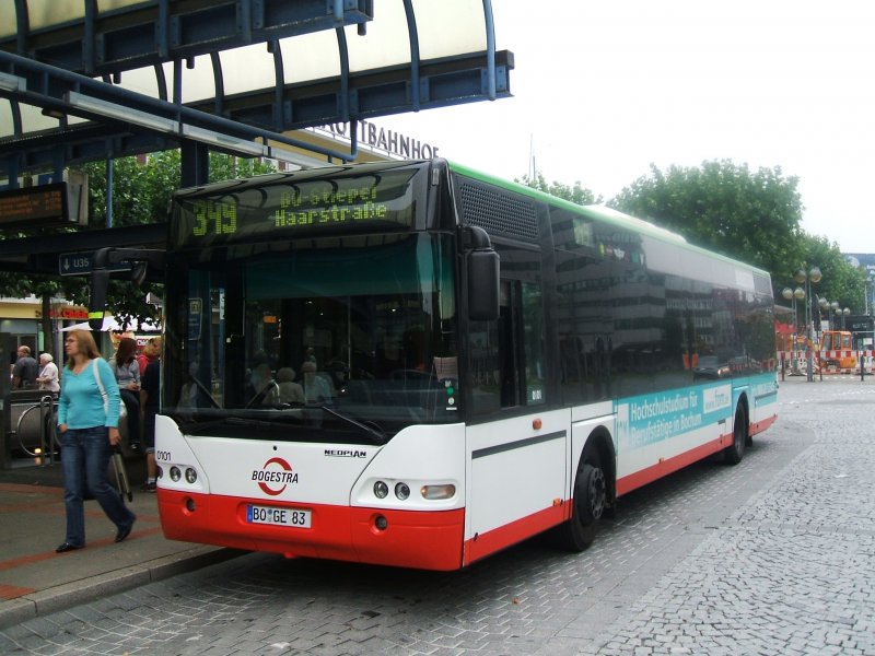 Bogestra Neoplan, Linie 349,Wgnr.0101, von Bochum Hbf./Bbf. nach BO Stiepel-Haarstr. mit der Werbung  Hochschul-Studium fr Berufsttige .(26.08.2007)
