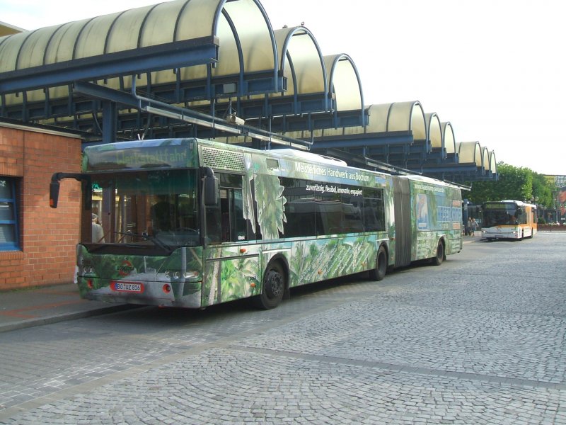 Bogestra Neoplan Niederflurwagen bei der Werkstattfahrt,
mit der Werbung  Meisterliches Handwerk aus Bochum  hier im
Bochumer Busbahnhof am Hauptbahnhof.
