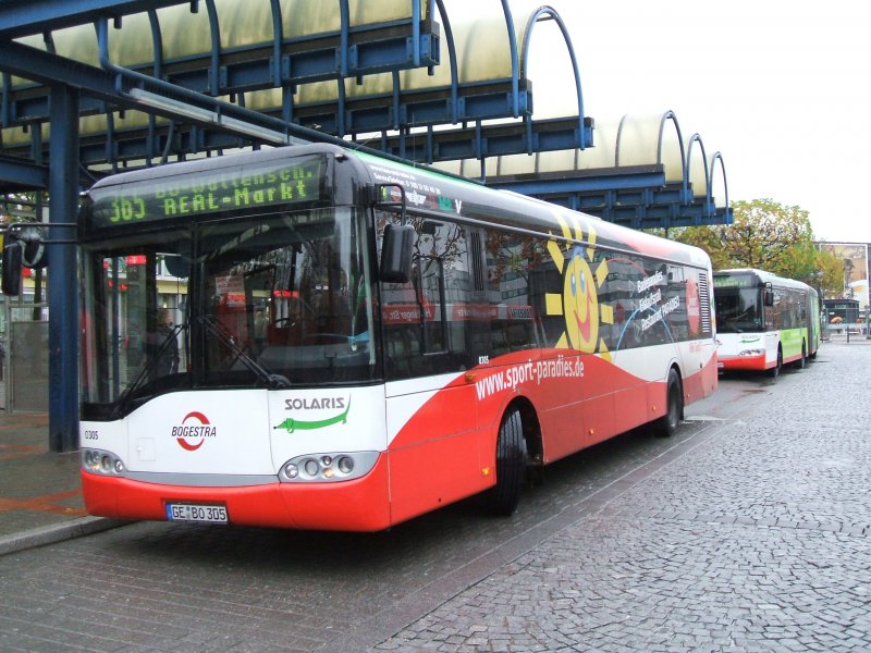 Bogestra Solaris Urbino 12 , Linie 365 nach Wattenscheid ,
mit Werbung Sportparadies Gelsenkirchen.(10.11.2007)