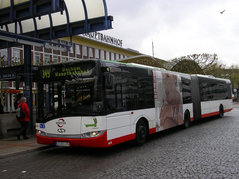 Bogestra Solaris Urbino 18 , als Linie 349 , im Bochumer Hbf.,
mit der kleinen ESPRIT Werbung nur auf der Fahrerseite.(02.05.2008)