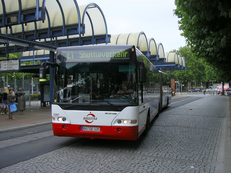 Bogestra,Neoplan,Wagen 0261,als E1 Shuttleverkehr verlsst den Bochumer Hbf./Busbf.(26.08.2008)