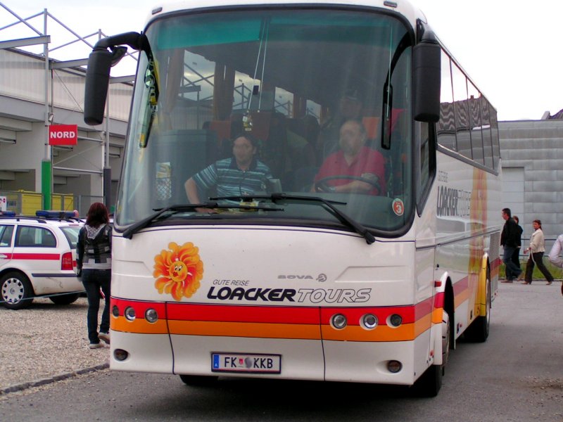 BOVA-Bus bringt ein paar Vorarlberger Schlachtenbummler zum Bundesligaspiel RIED - ALTACH vor das FILL-Metallbaustadion; 080709