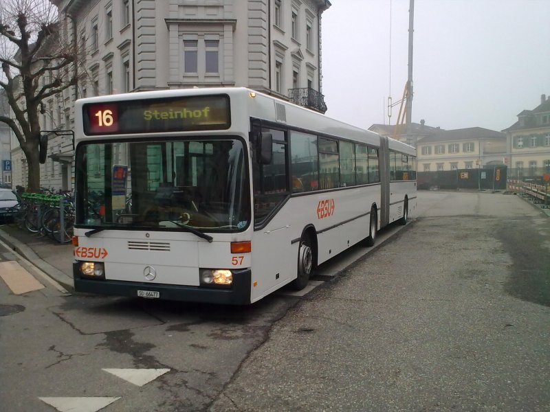 BSU O405NG Nr.57  Schneewitchen . Als Linie 16 an der  Diensthaltestelle  an der Bahnhofstrasse in Solothurn, am 04.03.09 (Dieses Fahrzeug hat auch schon 812'400km auf der Uhr.Da sein ende beim BSU nicht mehr in allzuweiter Ferne liegt, wurde auch die Fahrbgebung nach dem letzten Werbeeinsatz nicht mehr  normalisiert )