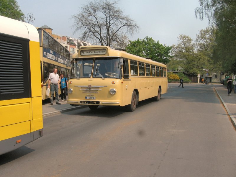 Bsing-Bus hinter Linienbus, Sonderfahrten Mai 2006