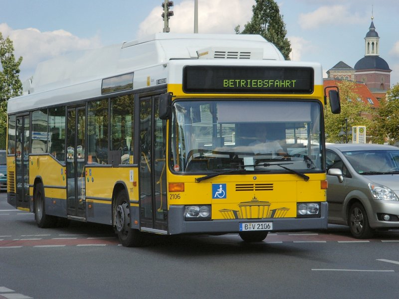 Bus 2106 (O405N) auf Betriebsfahrt in berlin-Spandau, 9.9. 2008