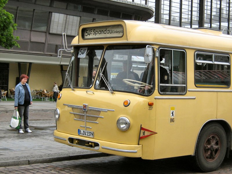 BUS 237 der BVG am Bahnhof Zoologischer Garten als Linie 54E nach