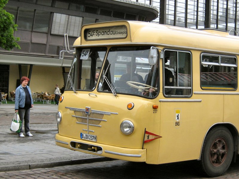 BUS 237 der BVG am Bahnhof Zoologischer Garten als Linie 54E nach Spandau. Sonderverkehr im Frhjahr 2007