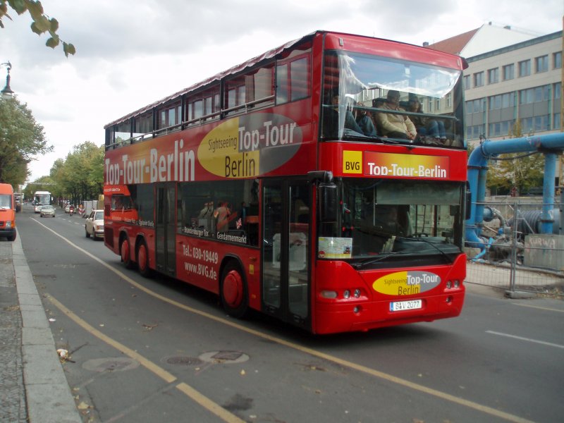 Bus B-V 2077 am 2.10.08 auf der Strae Unter den Linden .