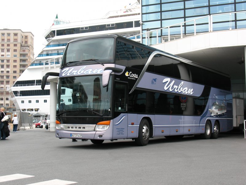 Bus der Firma Urban-Reisen im Hafen von Savonna am Terminal der Reederei Costa

S.H.