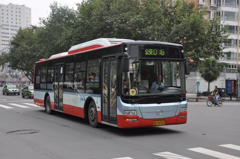 Bus der Linie 016 am 18. Juli 2009 in Chengdu.
