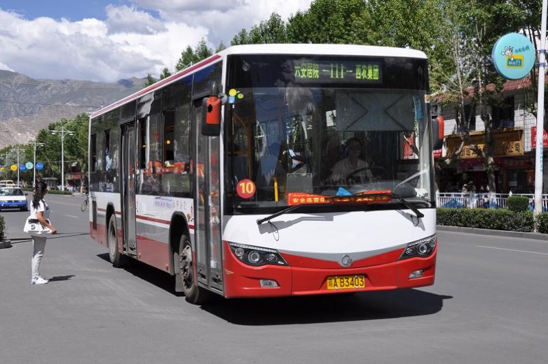 Bus der Linie 111 am 20. Juli 2009 in Lhasa.