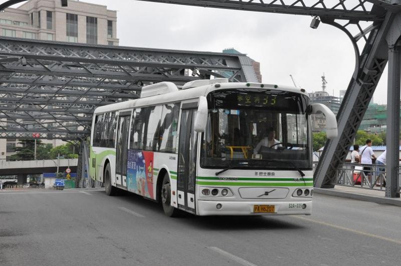 Bus der Linie 33 am 27. Juli 2009 in Shanghai.