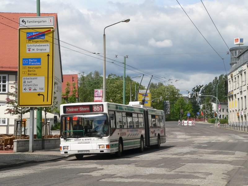 Bus der Linie 861 nach Kleiner Stern in der zur Zeit nur fr den Linienverkehr freigegebenen Breiten Strae. 17.5.2007