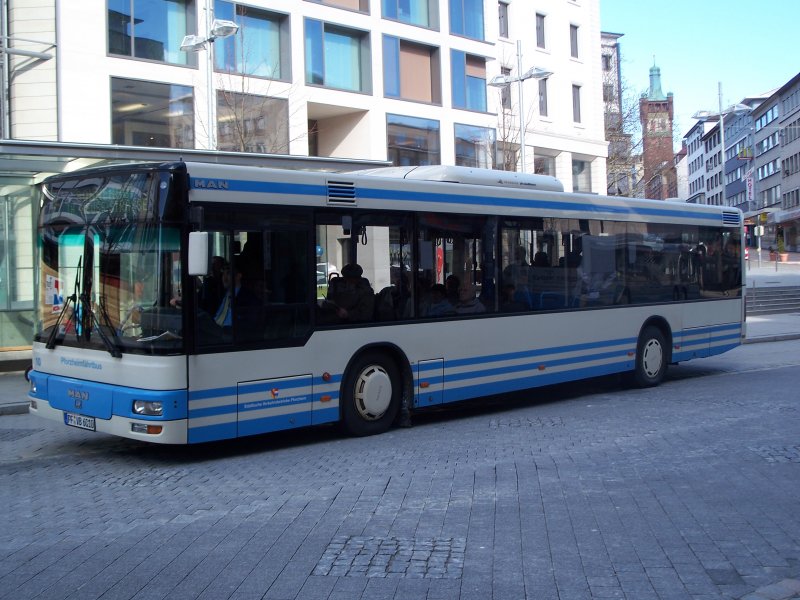 Bus Nr. 10 der Sttischen Verkehrsbetriebe, unterwegs auf der Linie 2 zum Sonnenhof.  4. Mrz 2007 am Pforzheimer Leopoldplatz.