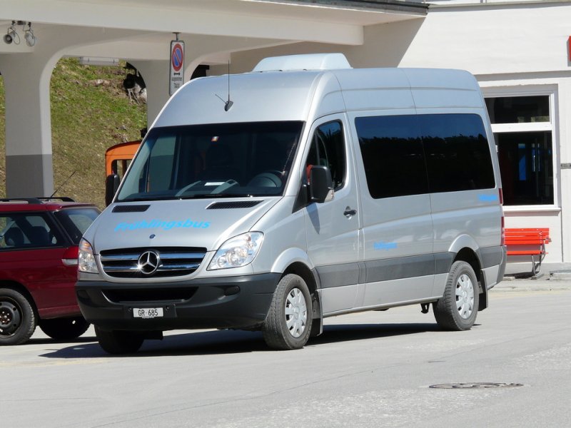 Busbetrieb Arosa mit dem Frhlingsbus einem Mercedes Sprinter GR 685 bei der Haltestelle vor dem Bahnhof in Arosa am 07.05.2009