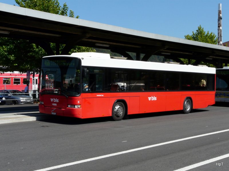 Busland - Volvo-Hess Nr.5 BE 122014 unterwegs auf der Linie 466 bei der nenen Bushaltestelle neben dem Bahnhof von Burgdorf am 01.09.2009